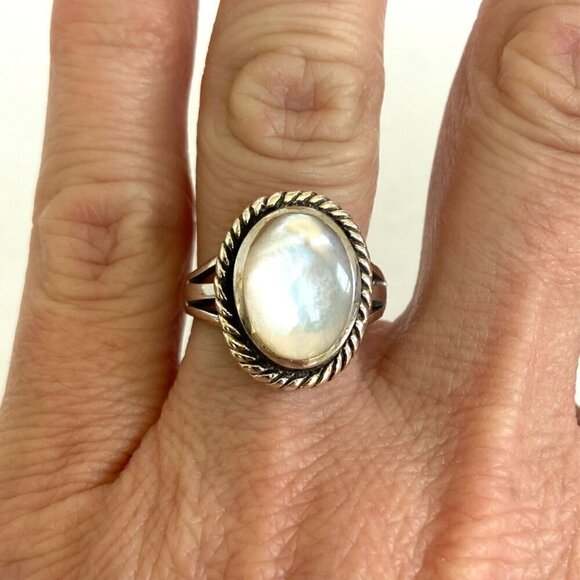 Sterling Silver Southwest Style Oval Bezel Set White Mother Of Pearl Ring 6.75 - Picture 1 of 16